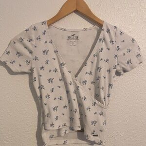 Hollister Y2K Women's Short Sleeve Baby Tee Wrap Top - White and Blue Floral